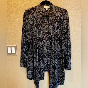 Women’s lightweight, asymmetrical jacket. Long sleeves, open front.